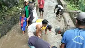 Pemerintah-Desa-Hilihintir-TNI-Polri-dan-masyarakat-sedang-membersihkan.jpg