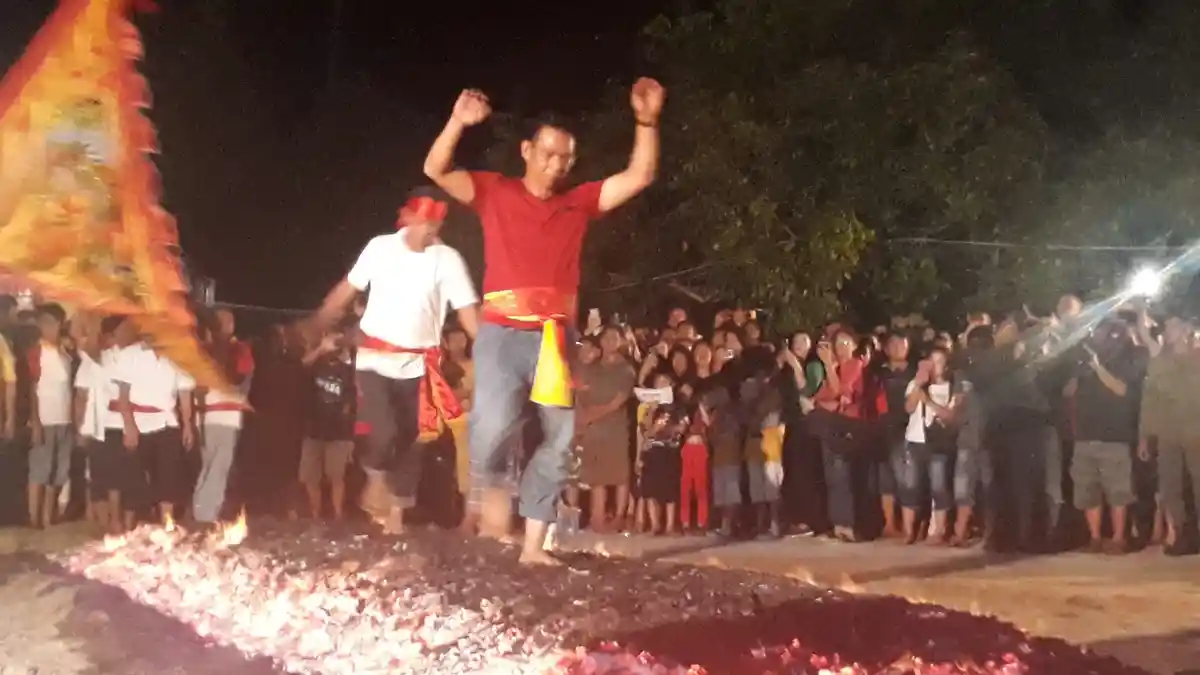 Tradisi Koposan,  Berjalan di Atas Bara Api, Membakar Sifat-sifat Buruk