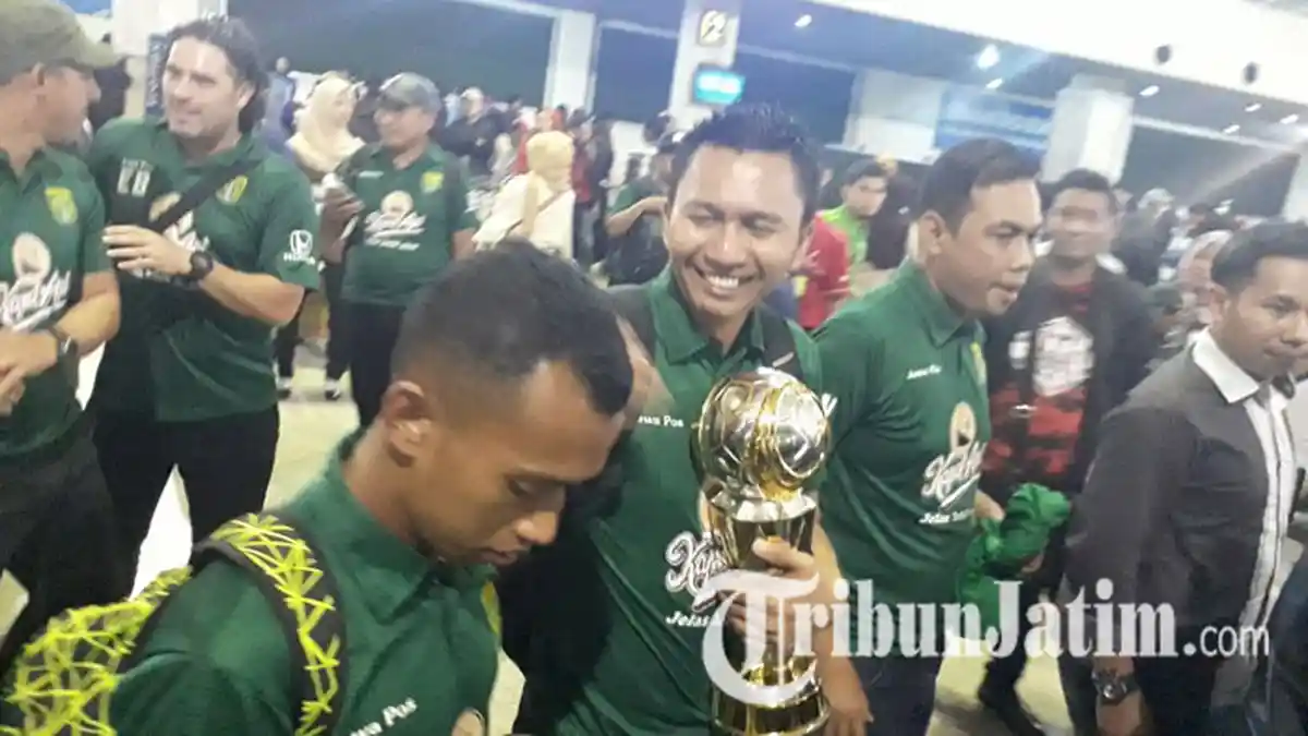 Alhamdulillah . . . Azrul Ananda Akan Umrahkan Para Pemain Persebaya