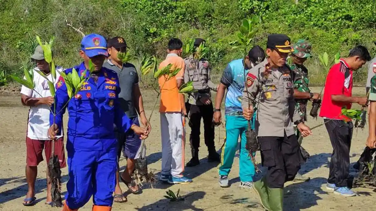 Peringati Hari Bhayangkara, Satpolairud Polres Natuna Tanam 500 Bibit Mangrove