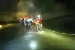 TIM-SAR-GABUNGAN-Tim-SAR-gabungan-saat-proses-evakuasi.jpg
