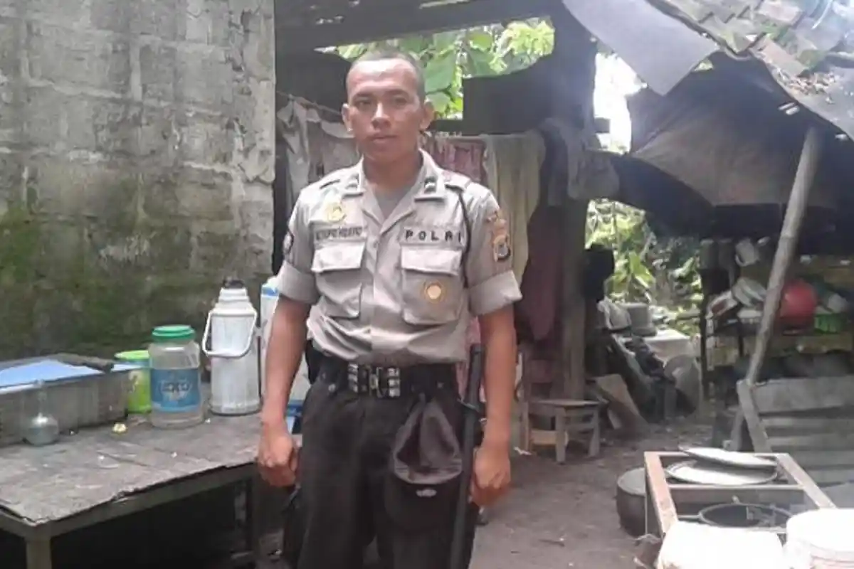Inilah Impian Polisi Muda yang Tinggal di Kandang Sapi