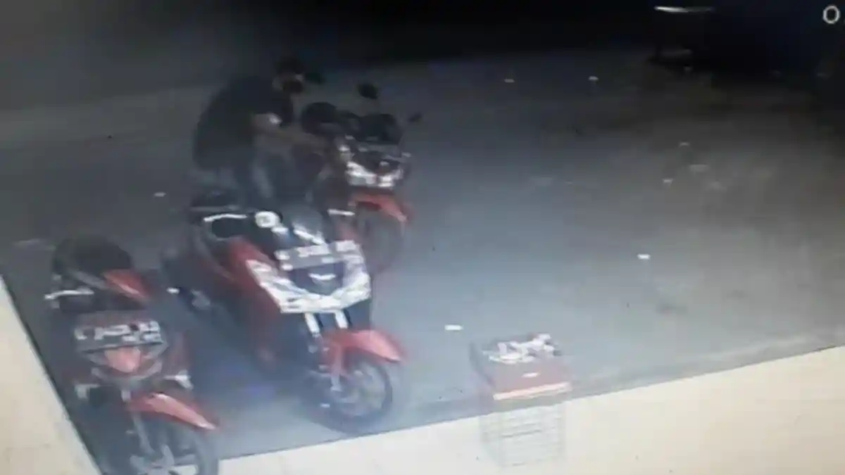 2 Bandit Terekam CCTV Gasak Motor di Toko Swalayan Tandes, Cuma 12 Detik Bobol Kunci Lalu Kabur