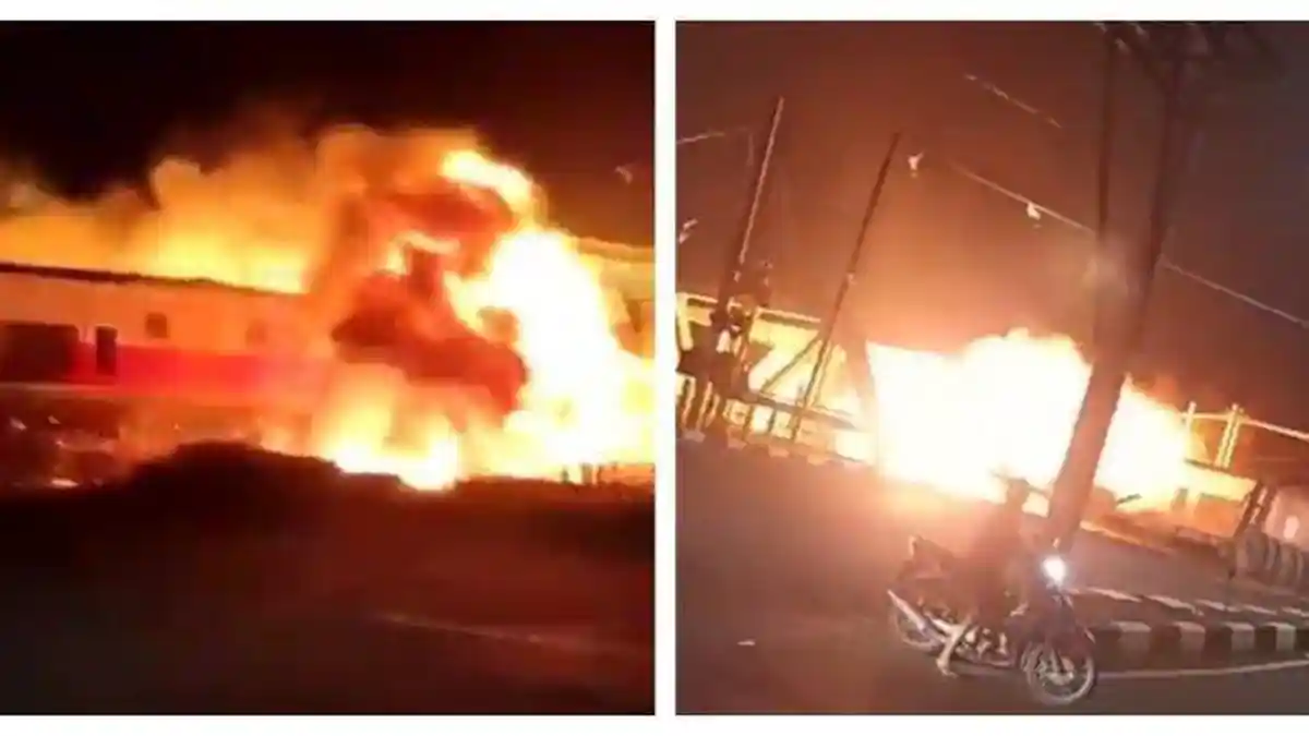 Kobaran Api Besar saat KA Brantas Hantam Trailer Mogok di Semarang