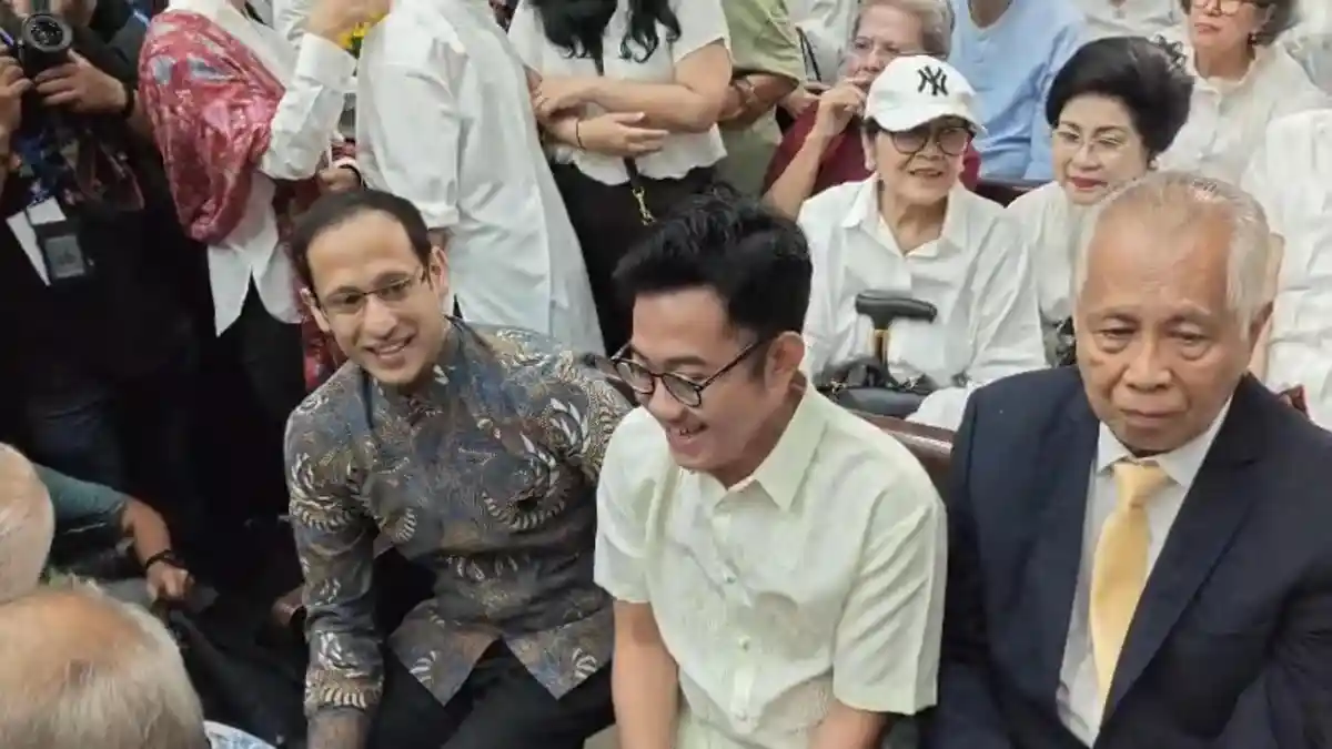 Senyum Nadiem Makarim Saat Temui Delpedro Marhaen Jelang Sidang Vonis Perkara Korupsi Chromebook - Tribunnews.com