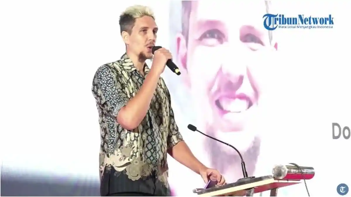 Momen Bule Amerika Douglas Laskowske Bikin Histeris 2 Perempuan Bugis di Lift Hotel