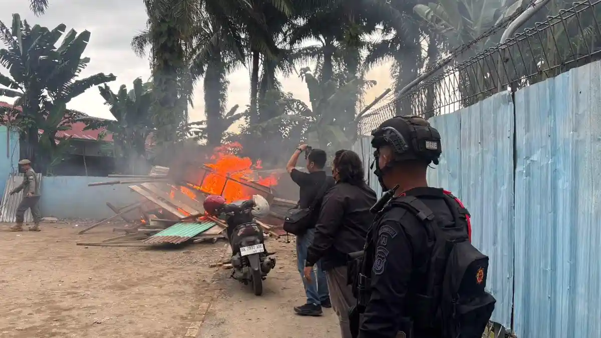 Gerebek Sarang Narkotika di Sei Mencirim, Polisi Bakar Barak