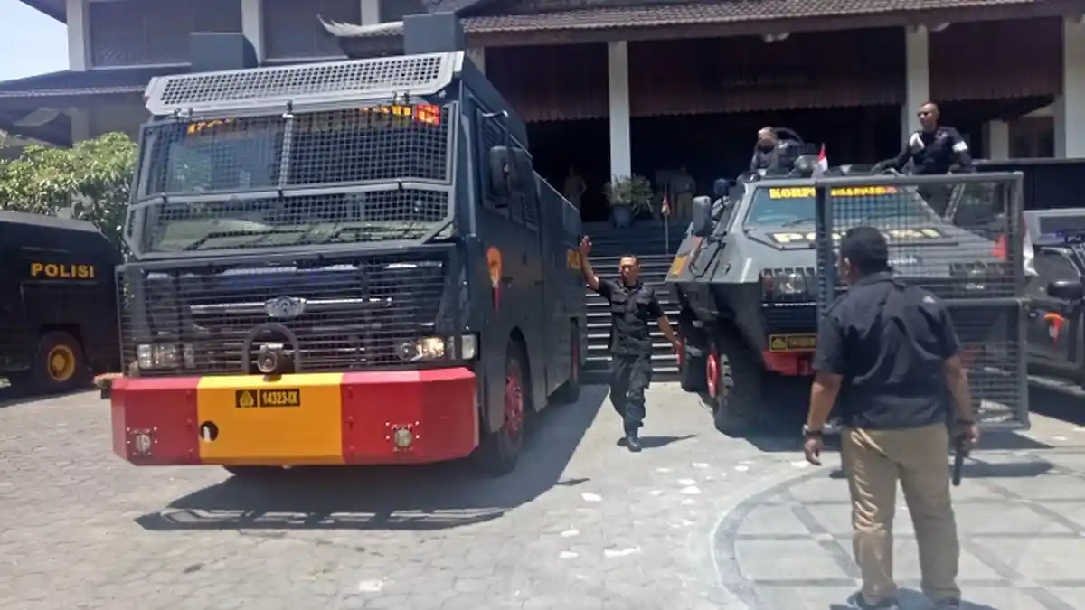 UPDATE Akan Didemo Lagi, Mobil Taktis Pengurai Massa dan Water Canon Disiagakan di Gedung DPRD Solo