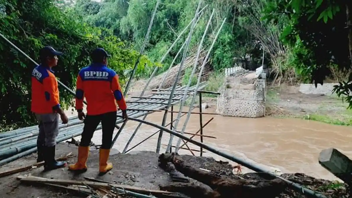 Ratusan Warga Seboro Probolinggo Terisolir, Pembuatan Jembatan Darurat dari Bambu Dikebut BPBD