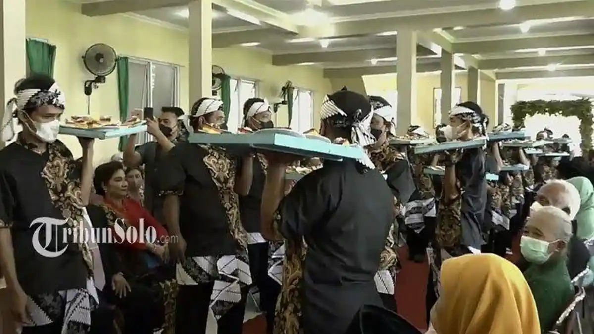 Piring Terbang Saat Acara Pernikahan di Solo, Para Tamu Duduk Manis Bak Raja