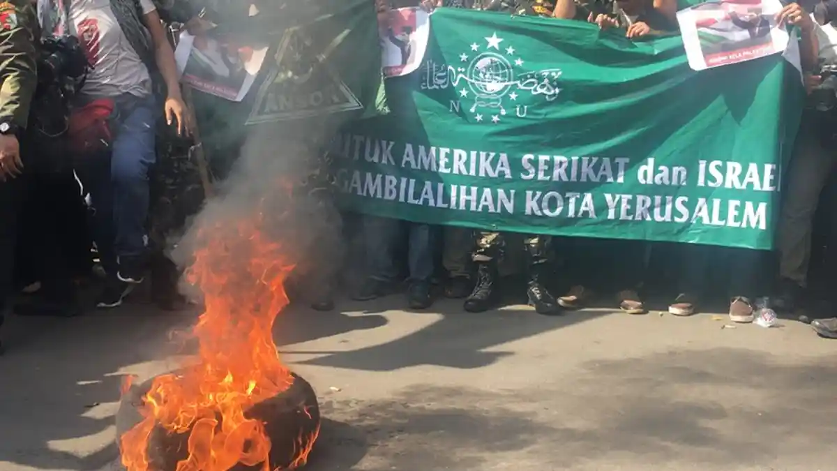 Kapolres Padamkan Ban yang Dibakar Massa Aksi Unjuk Rasa di Kedubes AS