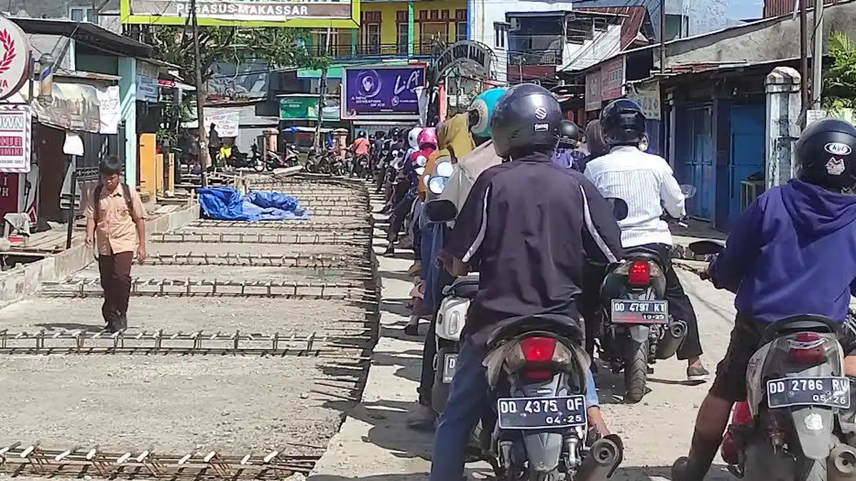 Warga Keluhkan Perbaikan Jalan Antang Raya Belum Rampung, Macet Setiap Hari
