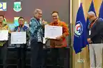 Penyerahan-penghargaan-Pembelajaran-Integritas-e-Learning-bagi-ASN-ke-Wali-Kota-Yogyakarta.jpg