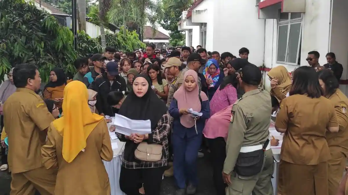 Ratusan Warga Antre Daftar Pasar Takjil Ramadan 2026 di Kantor Disperindag Kota Blitar 