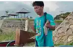 IKAN-Abu-Rizal-memperlihatkan-ikan-sapu-sapu-hasil.jpg