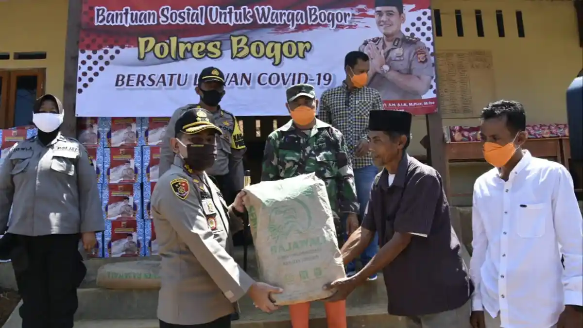 Jelang Ramadhan, Korban Longsor Sukajaya Bogor Dapat Bantuan dari Polisi