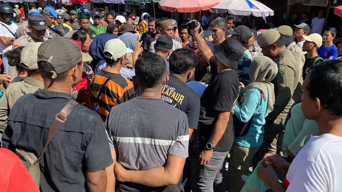 BREAKING NEWS! Pasar Apung Mardika Dibongkar, Pedagang Gelar Aksi Protes