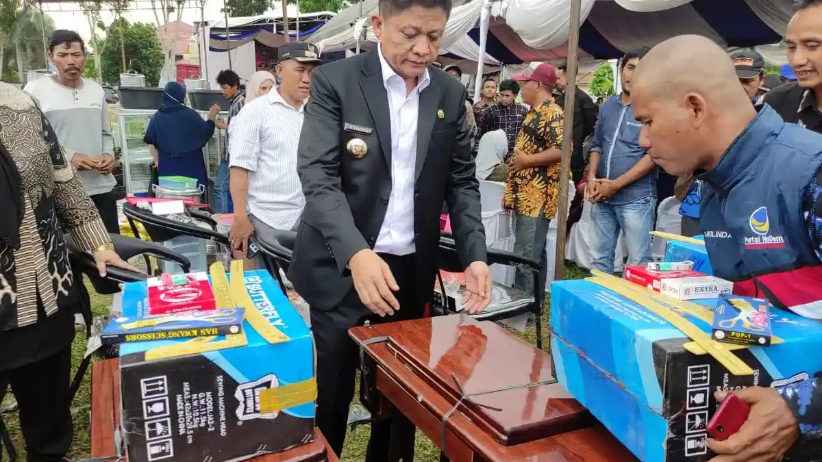 Bupati Enos Serahkan Bantuan UEP Tahun 2023, Ini Pesannya