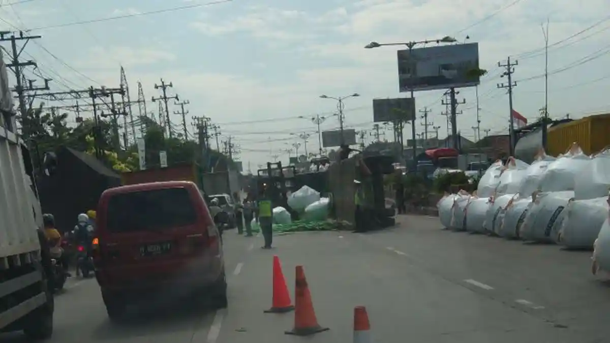 BREAKING NEWS : Truk Terguling di Depan Pasar Jrakah Semarang, Bikin Macet Parah