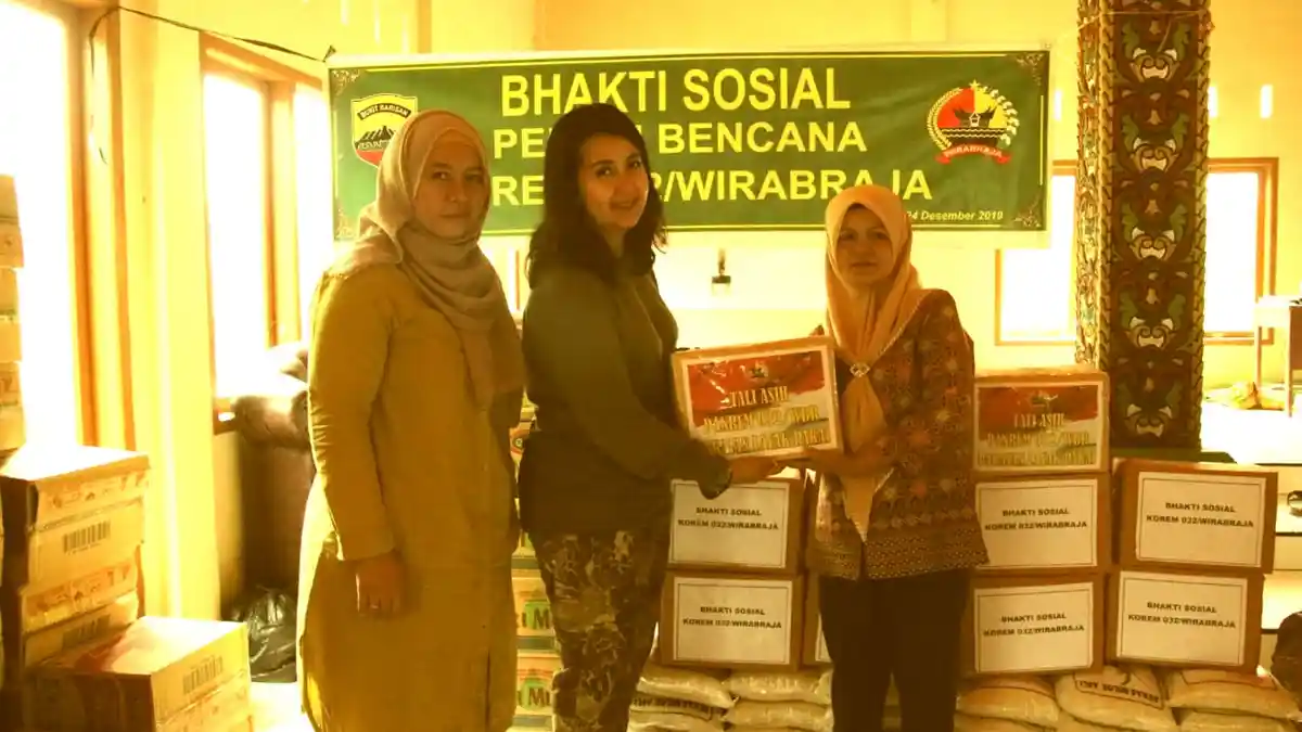 Korem 032/Wirabraja dan Rombongan Serahkan Bantuan untuk Korban Bencana di Solok Selatan