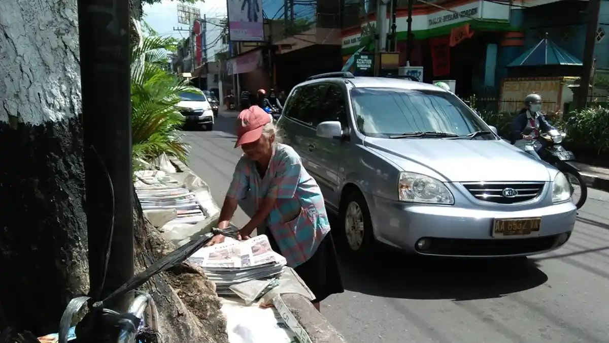 Hidup Sebatang Kara, Nenek 70 Tahun Ini Rela Berjualan Koran Agar Tidak Merepotkan Orang Lain