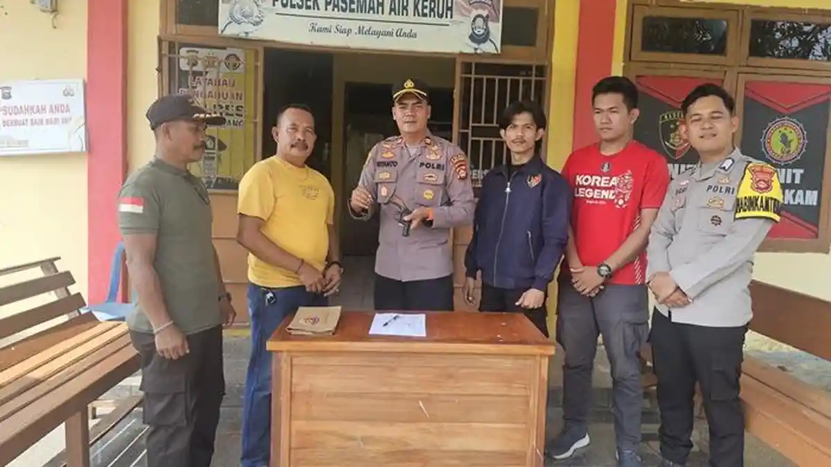 Warga Desa Air Mayan Kecamatan Paiker Empat Lawang Serahkan Senpira ke Polisi - Sripoku.com