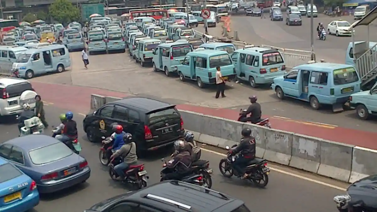 Sopir Mikrolet Pilih Beroperasi Saat Jam Ramai
