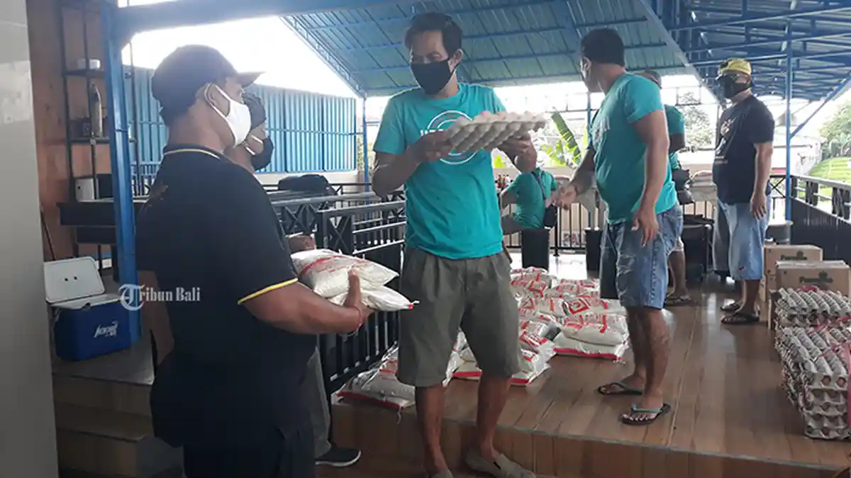 508 Paket Sembako Dibagikan kepada Anggota United Bali Driver Terdampak Covid-19