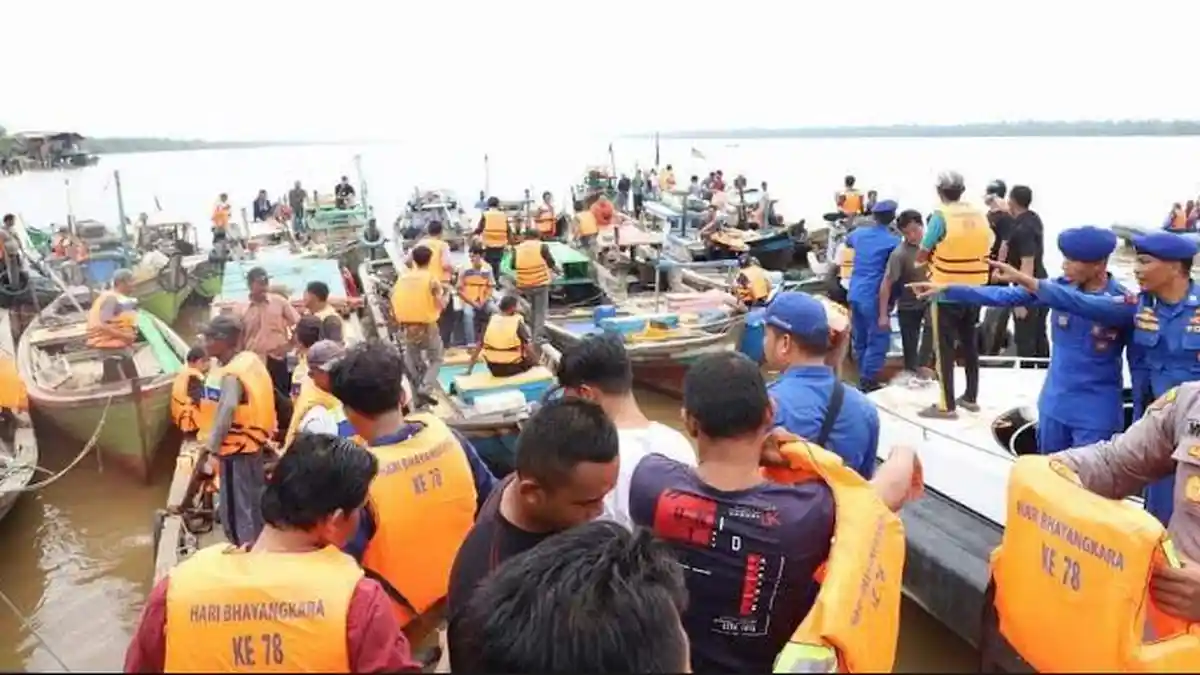 Nelayan di Tanjab Barat Dapat Pelampung pada Peringatan Hari Bhayangkara ke-78