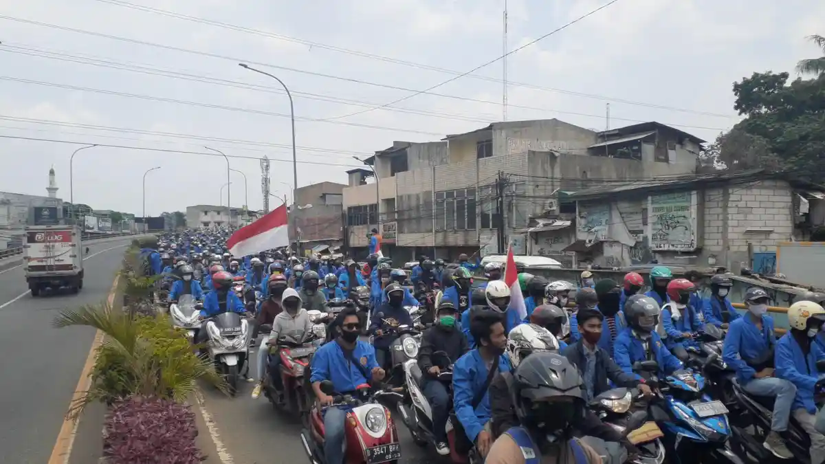 Flyover Ciputat Membiru, 10.000 Mahasiswa Unpam Berangkat ke Istana Negara Protes UU Cipta Kerja
