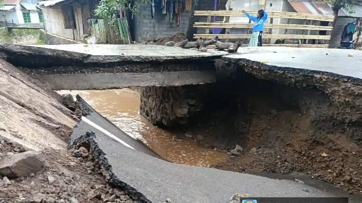 Hujan Selama 3 Jam di Dompu Menyebabkan Tanah Longsor dan Jalan Terputus