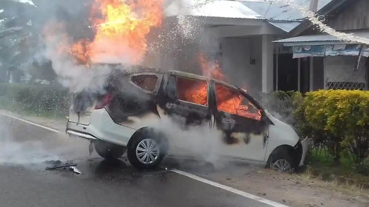 BREAKING NEWS, Mobil Terbakar di Depan SPBU, Diduga Korsleting Listrik