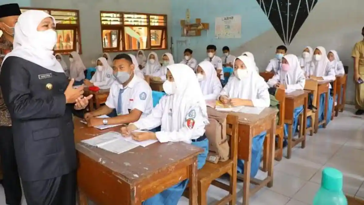 Tahap 1 PPDB SMA SMK Dimulai, Khofifah Berpesan CPDB Jeli Isi Data dan Pastikan Semua Gratis