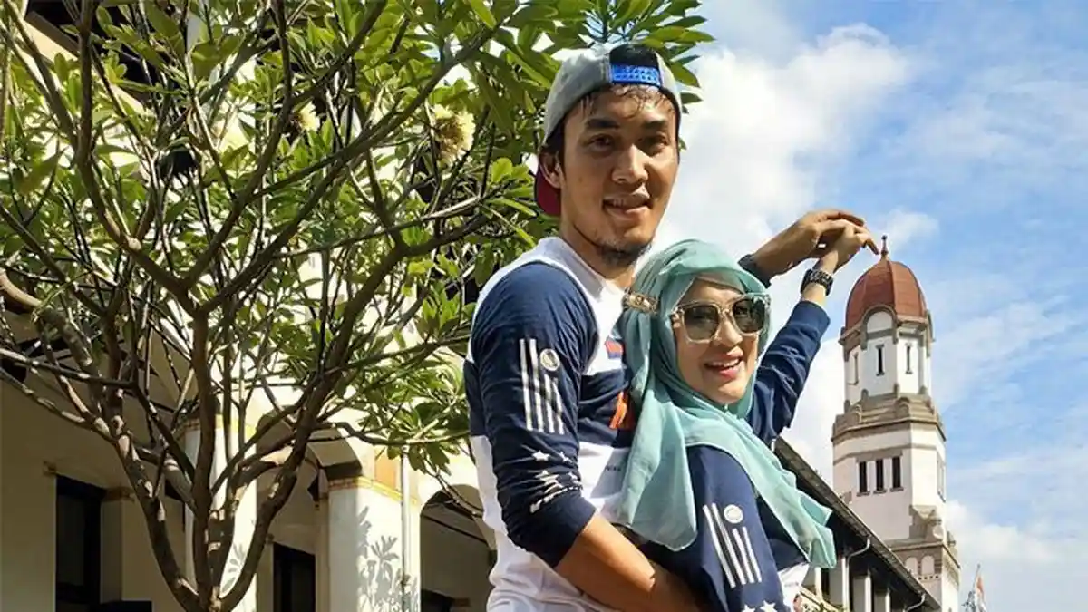 Okie Agustina Gandeng Tangan Gunawan Dwi Cahyo di Pantai, Ungkap Sifat Sang Suami: Entah Takut