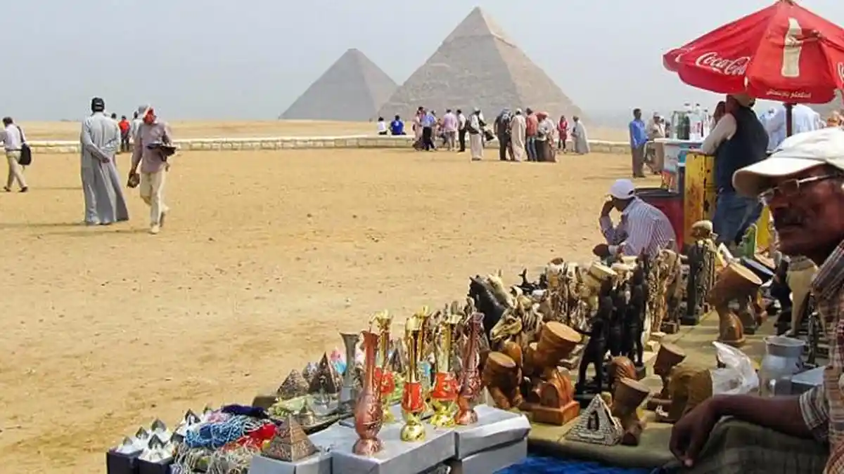 Kawasan Wisata Piramida Giza Dibom, 6 Orang Tewas