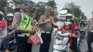 Polres-bagikan-helm-kebumen.jpg