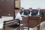 Pekikan 'Bebaskan Arie' hingga Lagu Darah Juang Tutup Sidang Pledoi Perdana Arie