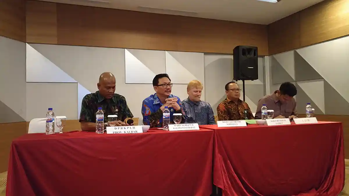 Duta Besar Norwegia Kenakan Batik Indonesia Bahas Lingkungan Hidup