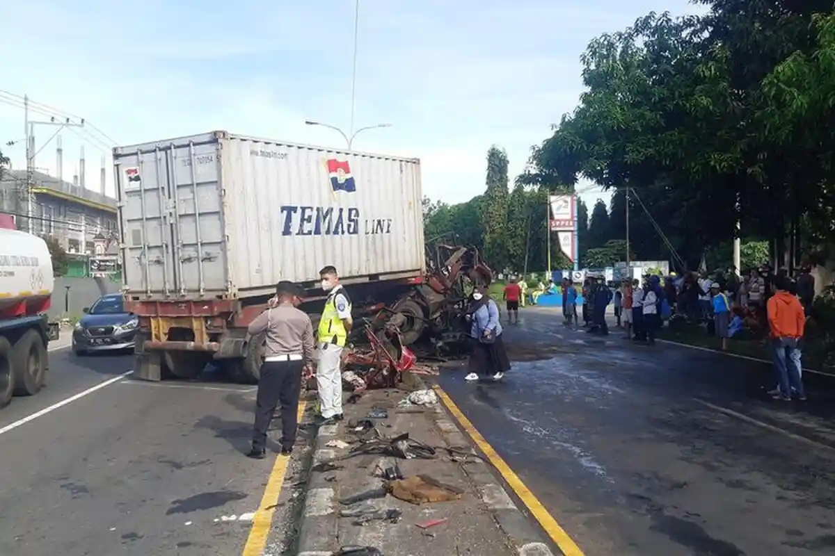 Detik-detik 2 Truk Trailer Adu Banteng dan Tewaskan 2 Orang, Saksi: Kayak Bom Meledak