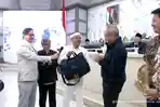 Dedi-Mulyadi-menyerahkan-bonus-Rp1-miliar-untuk-pemain-Persib.jpg