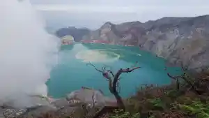 Destinasi-wisata-Kawah-Ijen-di-Kabupaten-Banyuwangi-Natal-dan-Tahun-Baru-20252026.jpg