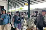 Para-penumpang-kereta-api-yang-turun-di-Stasiun-K.jpg