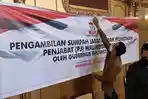 prof-rudy-djamaluddin-sempat-memperbaiki-spanduk-sebelum-mengikuti-gladi-bersih.jpg