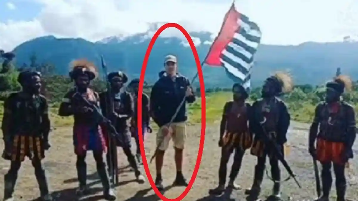 Sosok Pria Bule Bersama KKB Papua Kibarkan Bendera Bintang Kejora, Siapa?