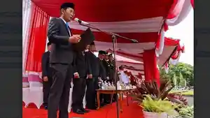 KETUA-DPRD-Tala-H-Khairil-Anwar-membacakan-Teks-Proklamasi-2.jpg