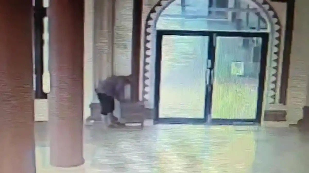 Terekam CCTV, Maling Kuras Kotak Amal Masjid Pulo Sarok Singkil, Beraksi Jelang Shalat Jumat
