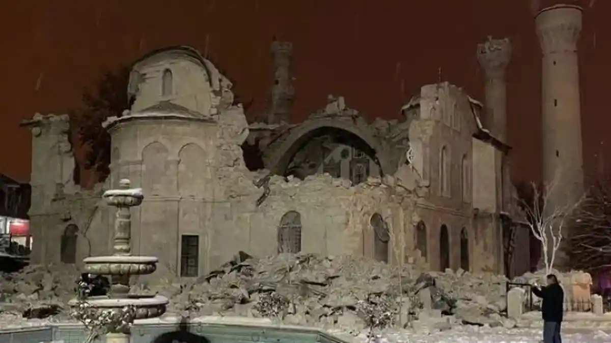 Masjid Tua Usia Lebih 3,5 Abad Runtuh Diguncang Gempa Turki