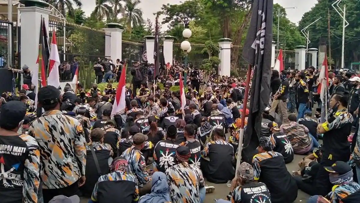 Massa Demo Gedung DPR Tolak RUU HIP dan Cipta Kerja