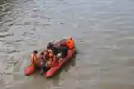 Pencarian Korban Tenggelam di Kanal Banjir Timur