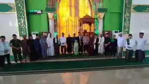 Weny-Gaib-usai-laksanakan-salat-berjamaah-di-Masjid-Agung-Baitul-Makmur.jpg